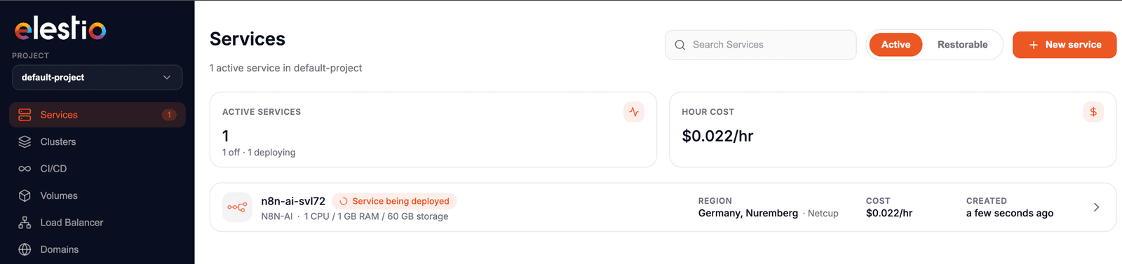 Таблото на Elest.io с една услуга n8n в процес на разгръщане: 1 CPU, 1 GB памет, 60 GB диск, регион Германия, цена 0,022 долара на час.